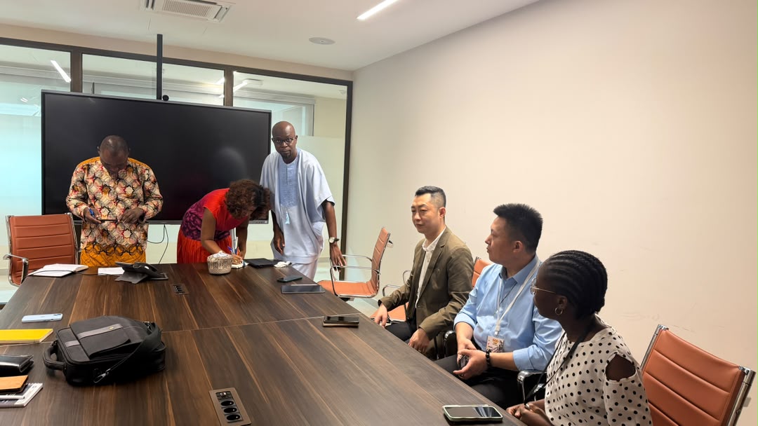 Participants suivant une présentation dans une salle de réunion