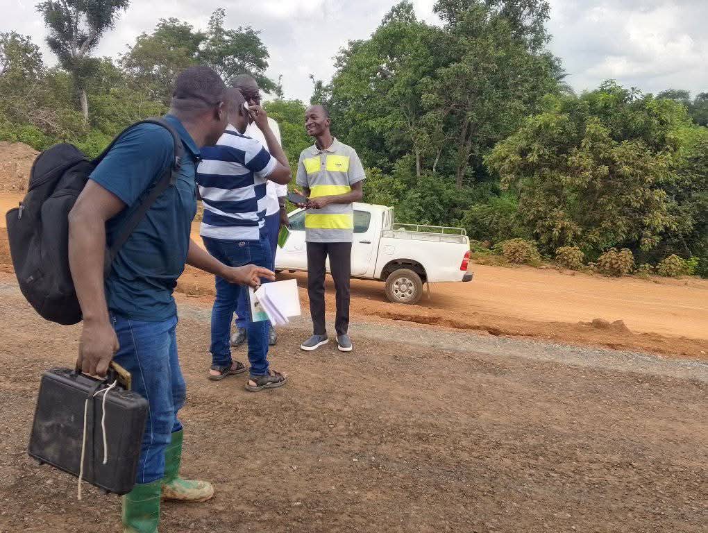 Professionnels observant une zone lors d’une mission de terrain